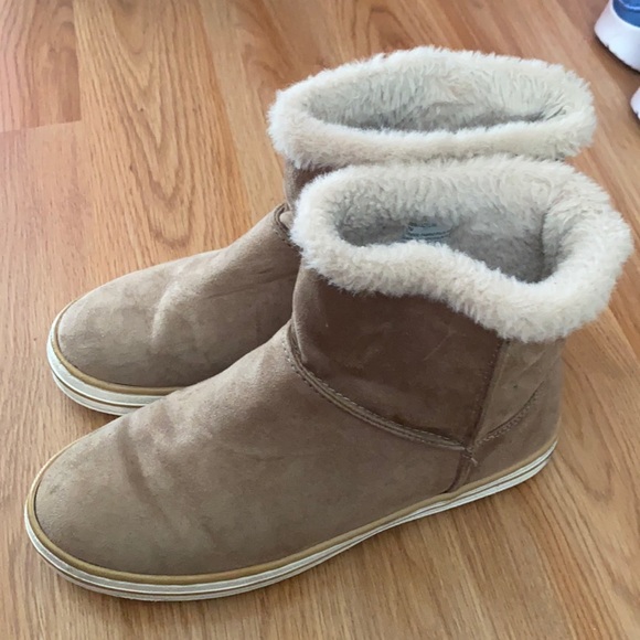 light brown fluffy boots - Picture 1 of 1